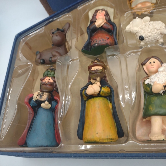 Vintage Xmas Nativity Scene 11 pieces Resin Figurines w Felt Applique Box - Picture 5 of 16